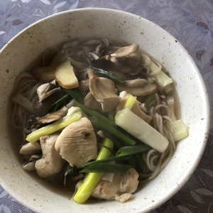 温か麺の季節です♪　「舞茸かしわ蕎麦」